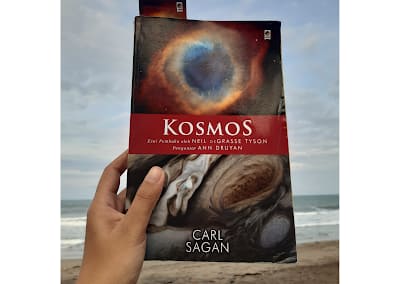 You are currently viewing Review Buku : Kosmos Penulis Carl Sagan, Kosmos Sebagai Karakter Alam Semesta